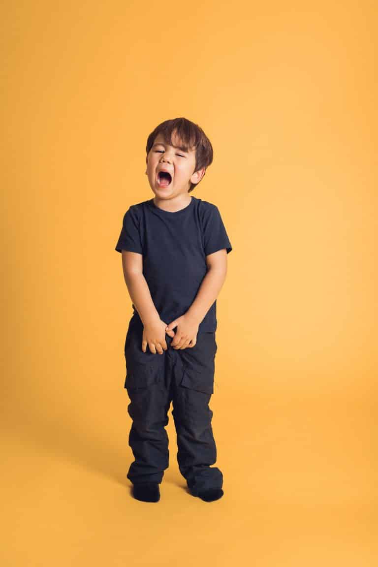 Kinderfotos vor gelben Hintergrund im Studio